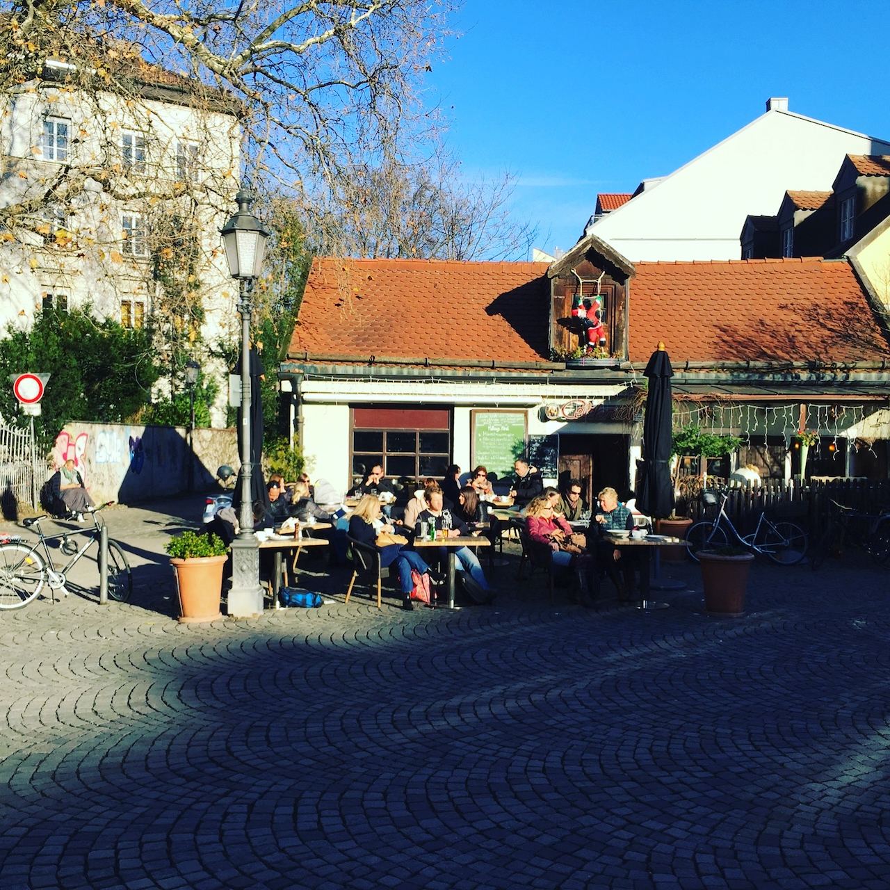 Caf&eacute;-Terrasse im Sonnenschein