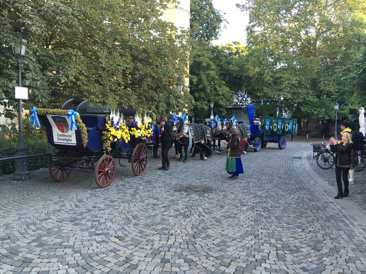 Blau-wei&szlig;e Bierkutschen