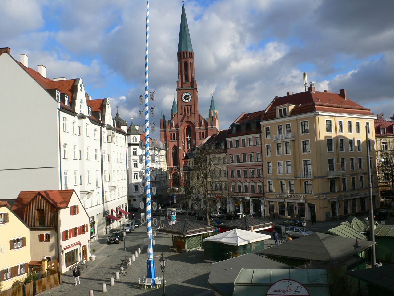 Maibaum und St. Johann Baptist