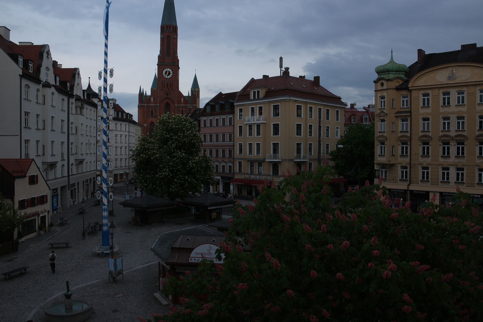 Wiener Platz am Abend